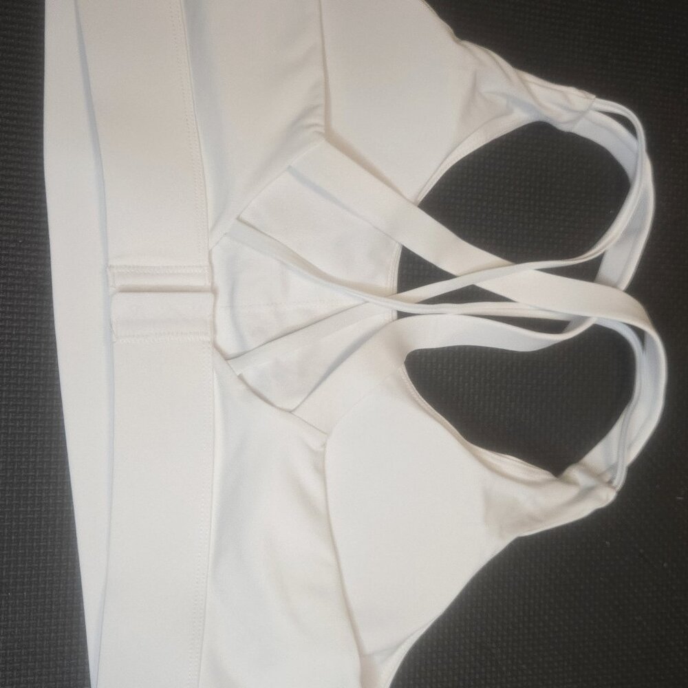 2 pack, Botel brand padded sports bras. 1 white and 1 black. Size 3xl